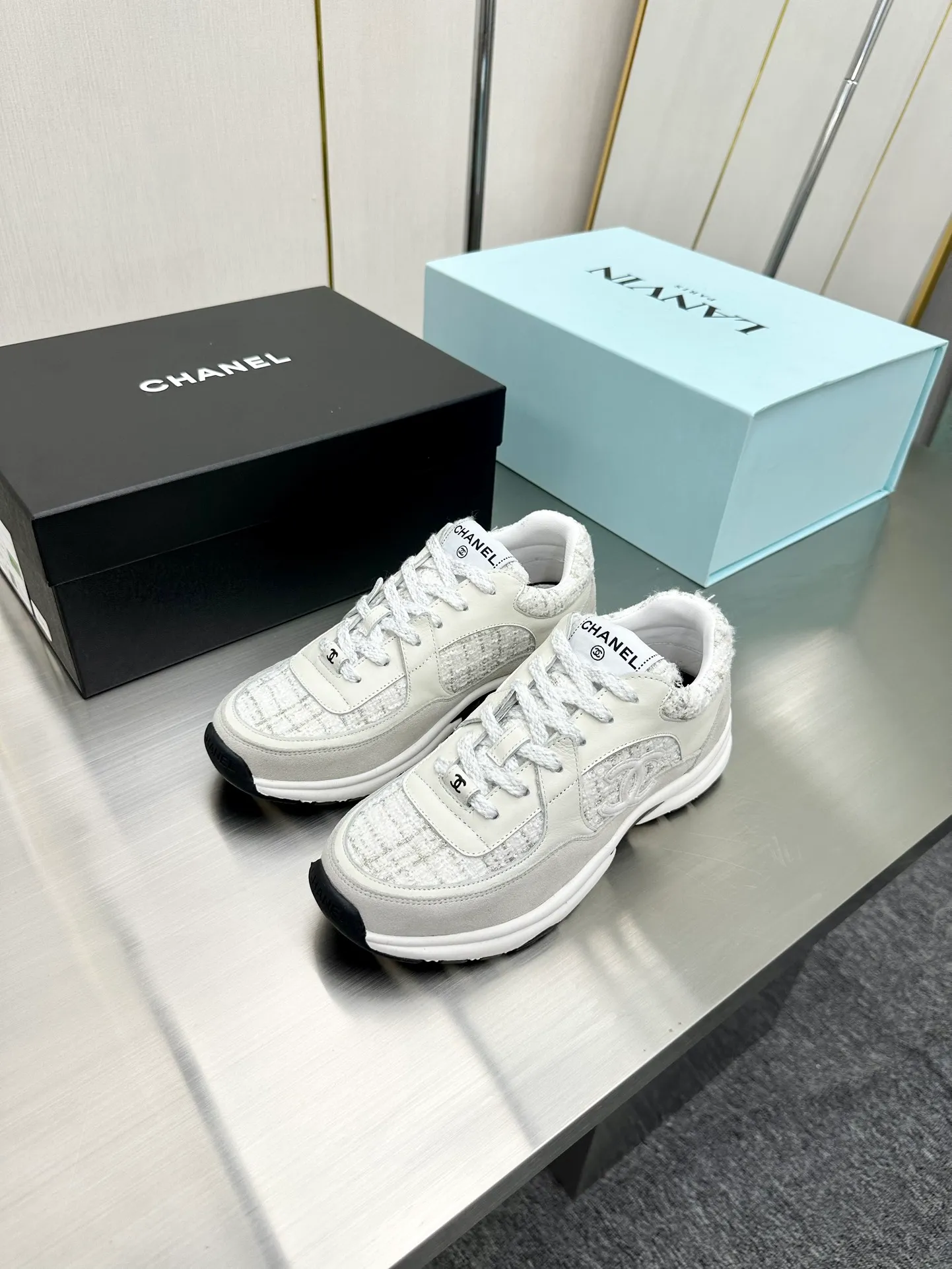 👟👟Ex-factory price 480 👟👟 Women's Shoe Factory Chanel Chanel - 2023 Counter Top Casual Sports Shoes This classic design; the upper is electro-embroidered with a variety of techniques; the outsole is fashionable and sporty; it is extraordinary and incorporates a variety of color matching elements... The diversified mix and match is very beautiful and versatile, and can be used for leisure, fashion, sports and outdoor... ꫛꫀꪝ Go➫ Material: ❶The upper is made of: original imported mercerized velvet + double-layer breathable mesh ❷The inner lining is made of: the original imported breathable mesh ❸The outsole is based on: original T👟👟factory price U combination outsole. Counter boutique packaging complete set for women 35–41 and men 38-46